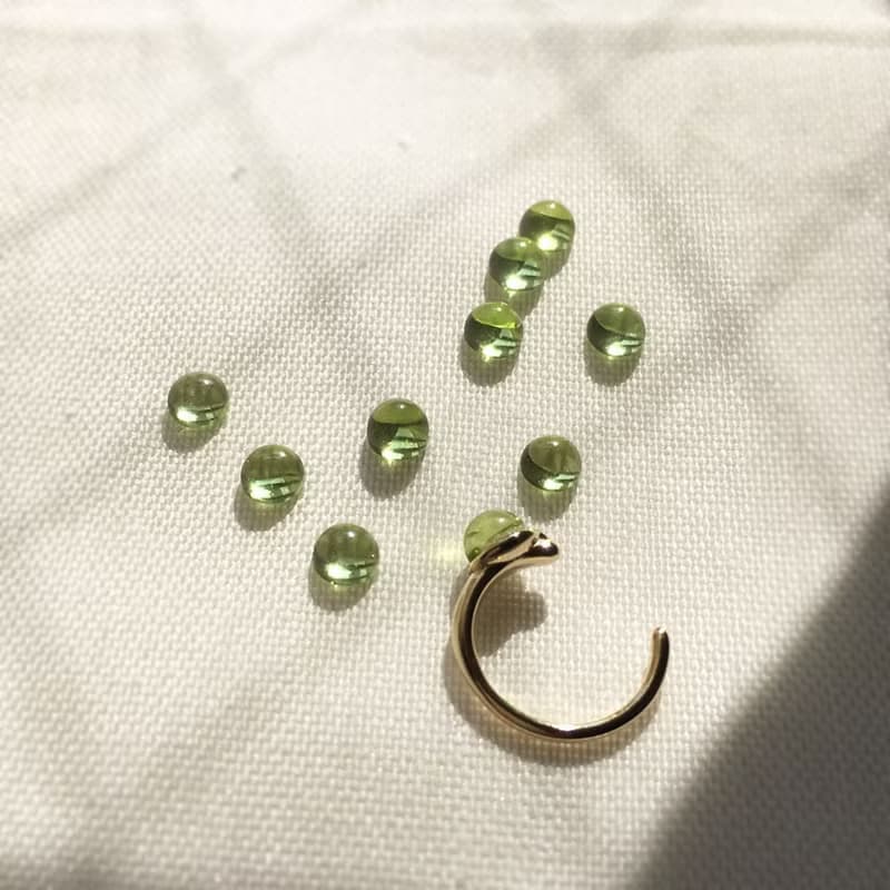 １粒宝石質ペリドットのイヤーカフ August Birthstone