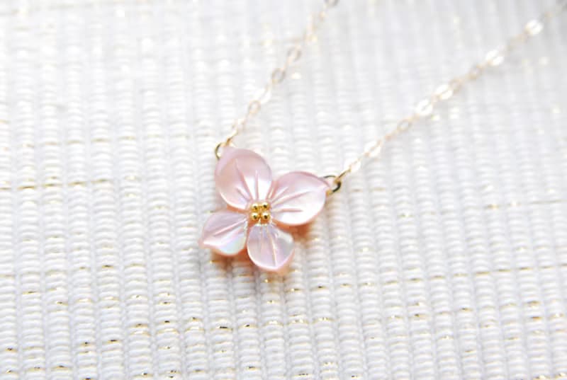 ４枚の花弁のお花のネックレス　ピンク１４kgf