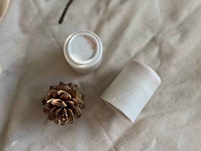 桌上的白瓷糖霜 / 粉彩潑墨喫茶對飲杯