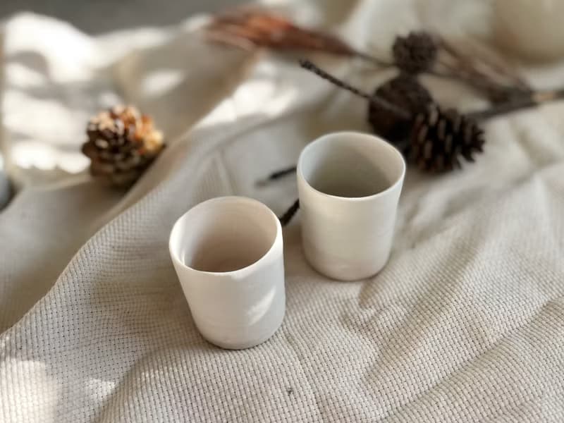 桌上的白瓷糖霜 / 粉彩潑墨喫茶對飲杯