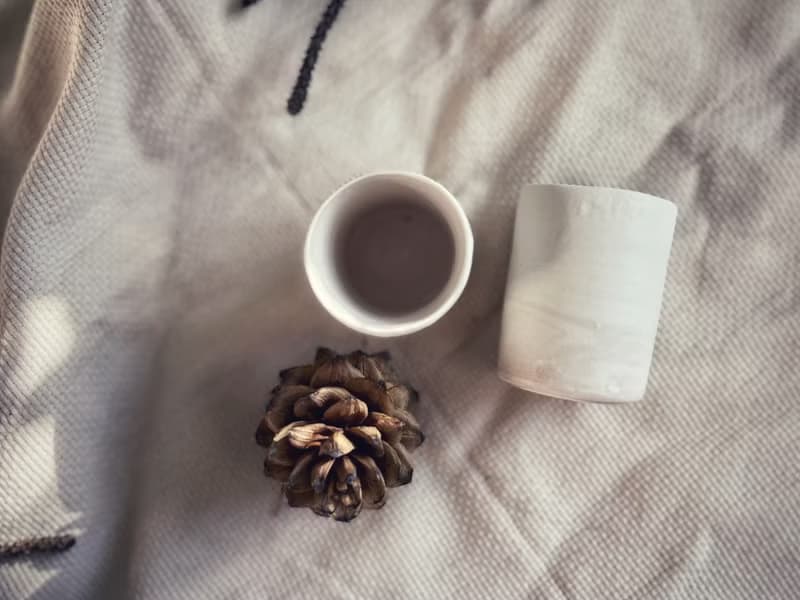 桌上的白瓷糖霜 / 粉彩潑墨喫茶對飲杯