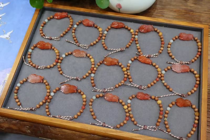 如意錦鯉 中式的奢雅 行走的香水瓶印度老山檀搭配南紅如意錦鯉