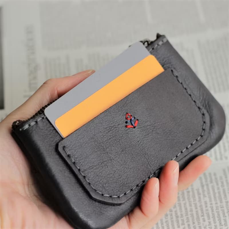 Trebol　/３ポケットを備えたコインケース 【革6色×糸12色から選択】手縫い刺繍のカスタム無料 / 日本製 / ミニサイズ / ギフト対応 【g-61】