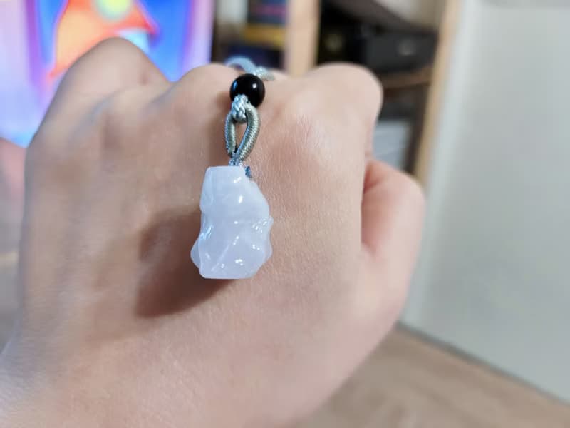 【親翠】天然翡翠 手工雕刻瞇眼白色小九尾 畢業禮物
