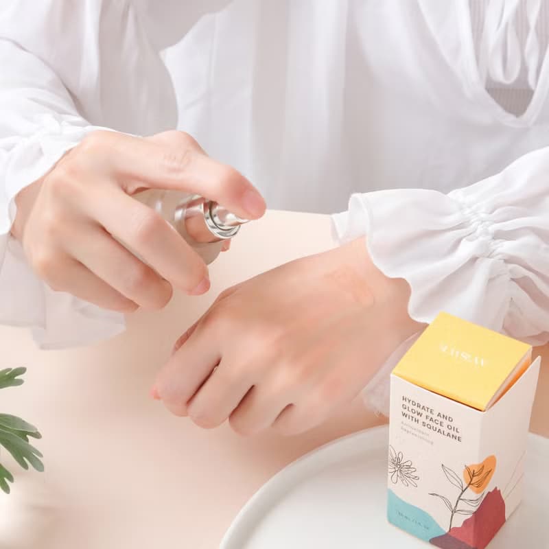 【節日禮盒】白玉美顏滾輪刮痧板禮盒組 + 角鯊透亮精萃油