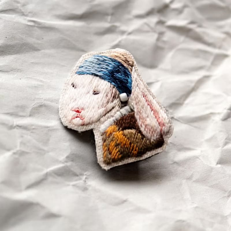 迷你手工刺繡胸針/別針 戴著珍珠耳環的的兔仔