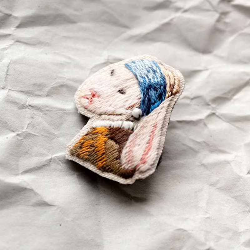 迷你手工刺繡胸針/別針 戴著珍珠耳環的的兔仔