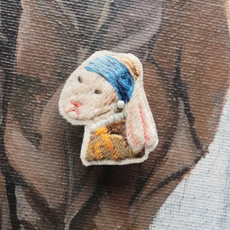 迷你手工刺繡胸針/別針 戴著珍珠耳環的的兔仔