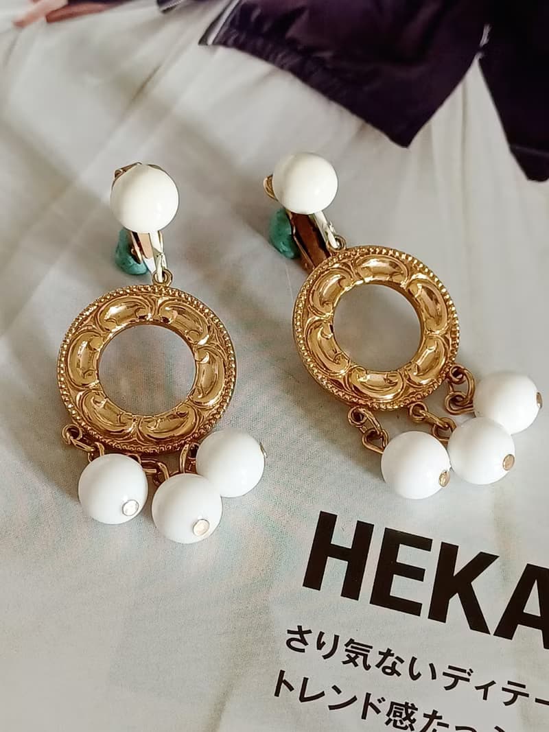 vintage jewelry 典雅金環垂墜白色串珠 夾式耳環
