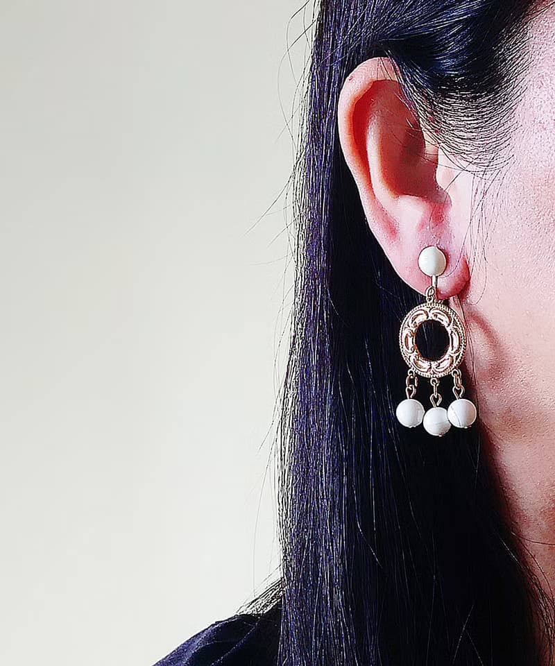 vintage jewelry 典雅金環垂墜白色串珠 夾式耳環