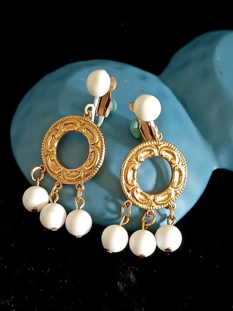vintage jewelry 典雅金環垂墜白色串珠 夾式耳環