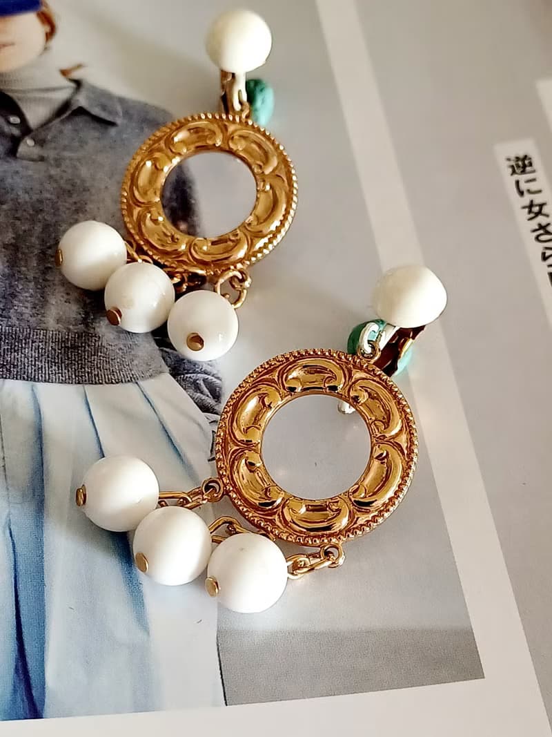 vintage jewelry 典雅金環垂墜白色串珠 夾式耳環