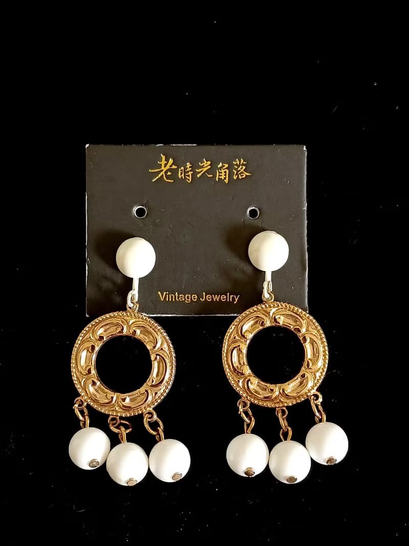 vintage jewelry 典雅金環垂墜白色串珠 夾式耳環