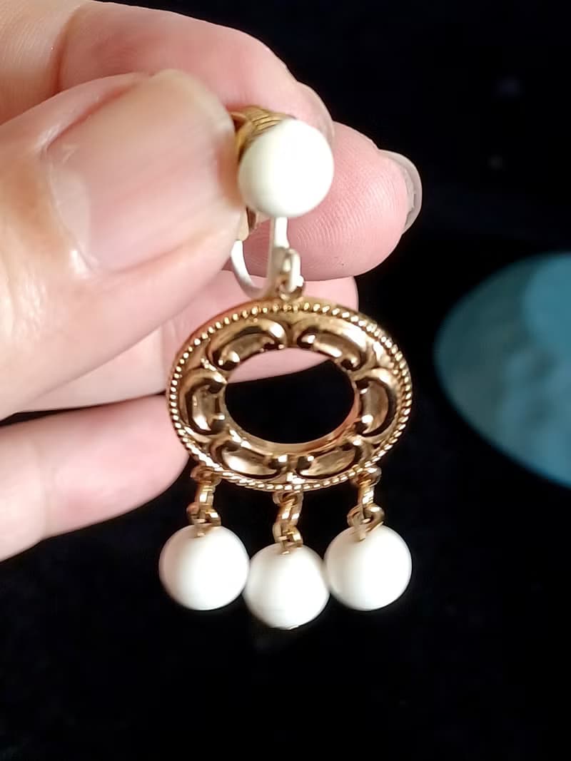 vintage jewelry 典雅金環垂墜白色串珠 夾式耳環