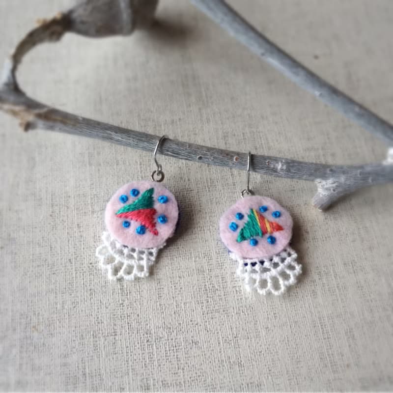 手刺繍ピアス「さんかく」[受注制作]