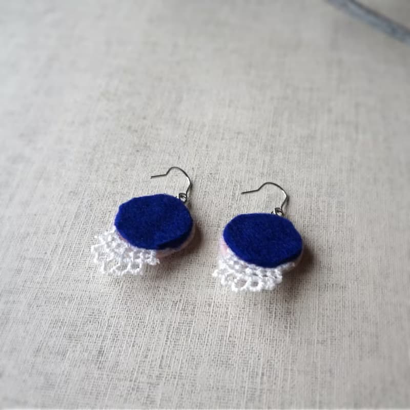 手刺繍ピアス「さんかく」[受注制作]