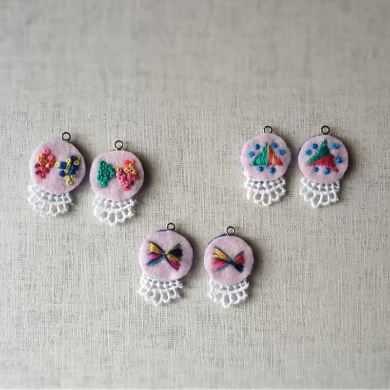 手刺繍ピアス「さんかく」[受注制作]