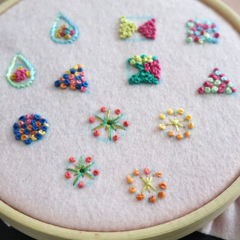 手刺繍ピアス「さんかく」[受注制作]