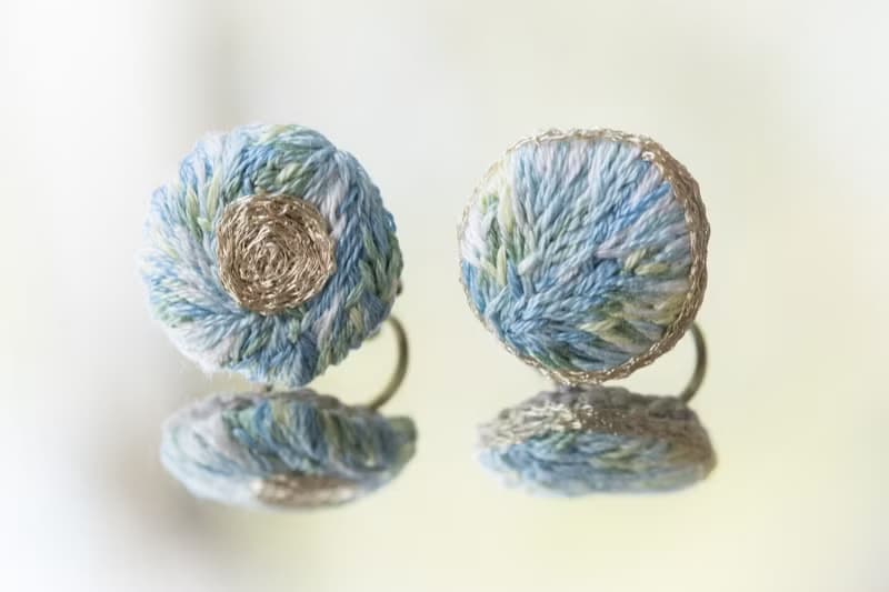 成對不對稱手工刺繡耳環・月光海