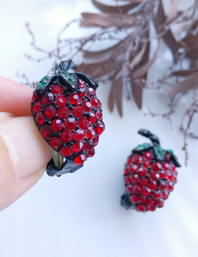 【西洋古董飾品 】WEISS 可愛 紅草莓 夾式耳環