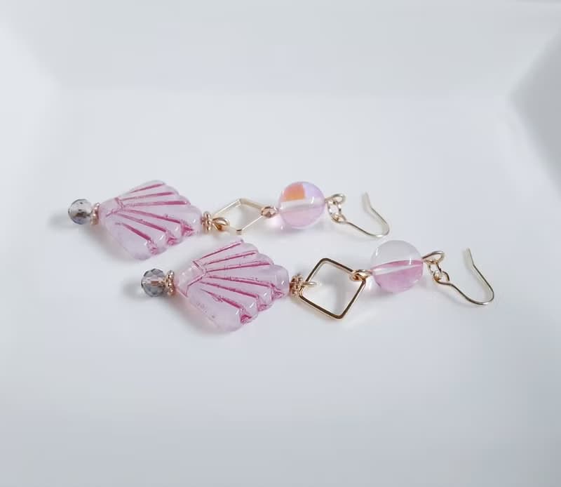 貝殻風チェコビーズとルナフラッシュとスクエアフープのピアス ピンク 可愛い 捷克珠 生日禮物 お洒落 アレルギー対応可能ピアスまたはイヤリング変更可能