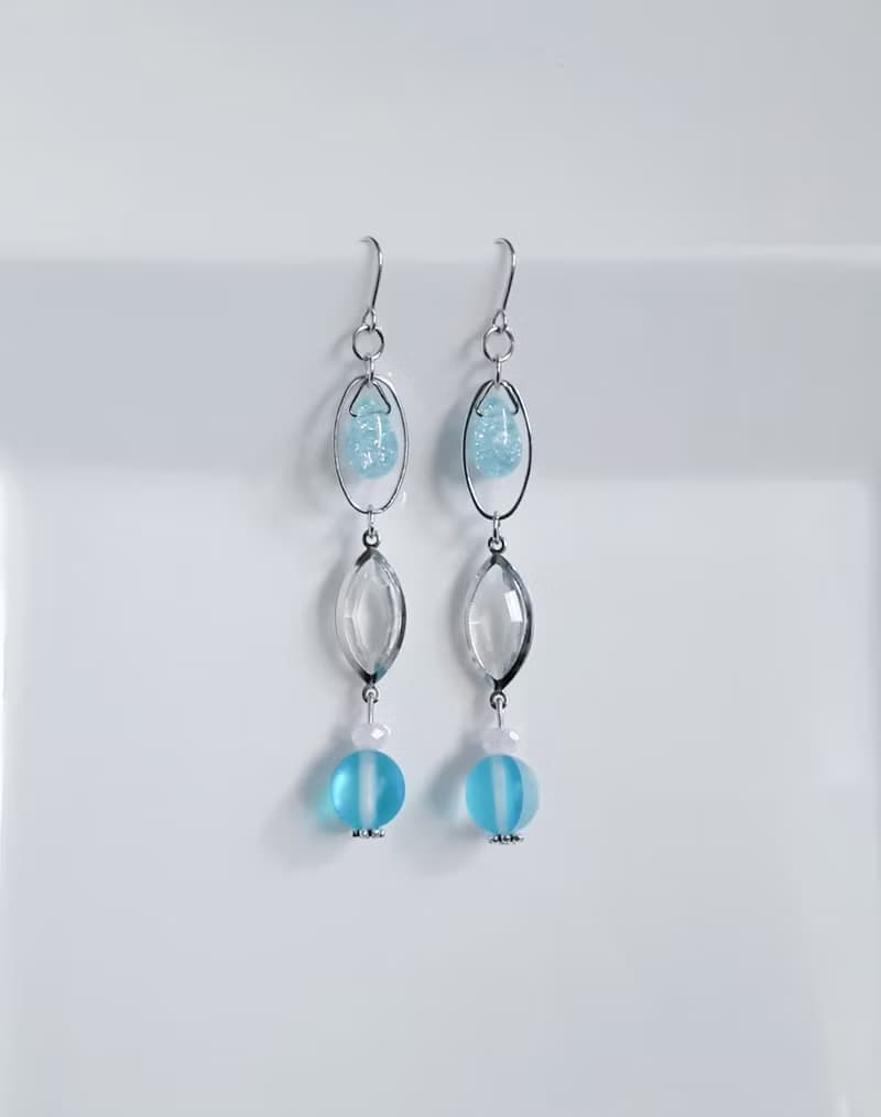 シャープなアクリルフレームストーンとルナフラッシュのピアス アクアブルー 生日禮物 玻璃珠耳環 夏ピアス アレルギー対応ピアスまたはイヤリング変更可能