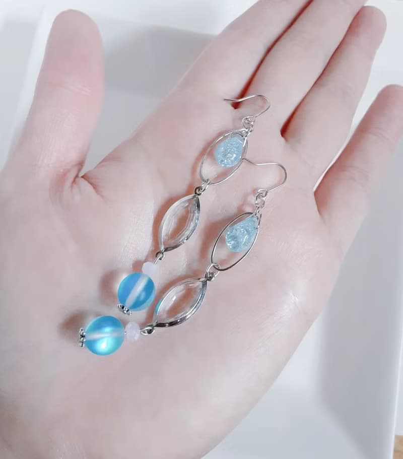 シャープなアクリルフレームストーンとルナフラッシュのピアス アクアブルー 生日禮物 玻璃珠耳環 夏ピアス アレルギー対応ピアスまたはイヤリング変更可能