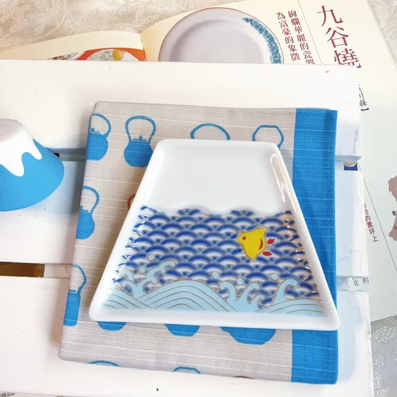 【九谷燒】青郊窯富士山造型盤-千鳥與青海波