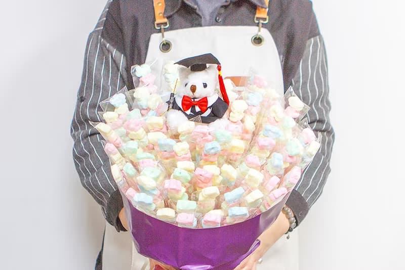 畢業熊(白) + 特惠組5入串裝小花朵棉花糖X100支+搭贈花束底籃1個