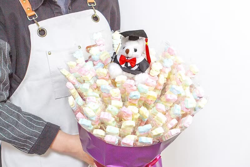 畢業熊(白) + 特惠組5入串裝小花朵棉花糖X100支+搭贈花束底籃1個