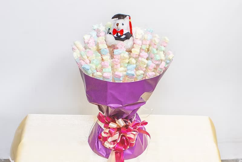 畢業熊(白) + 特惠組5入串裝小花朵棉花糖X100支+搭贈花束底籃1個