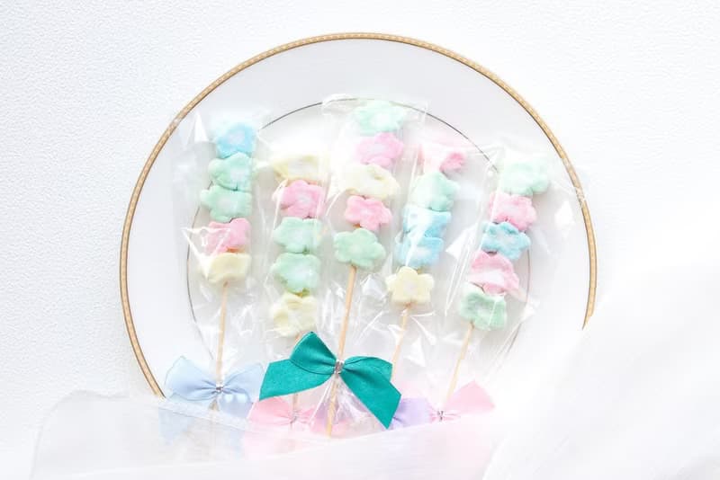 畢業熊(白) + 特惠組5入串裝小花朵棉花糖X100支+搭贈花束底籃1個