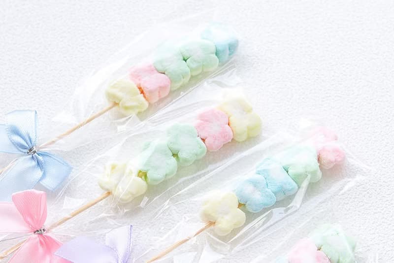 畢業熊(白) + 特惠組5入串裝小花朵棉花糖X100支+搭贈花束底籃1個