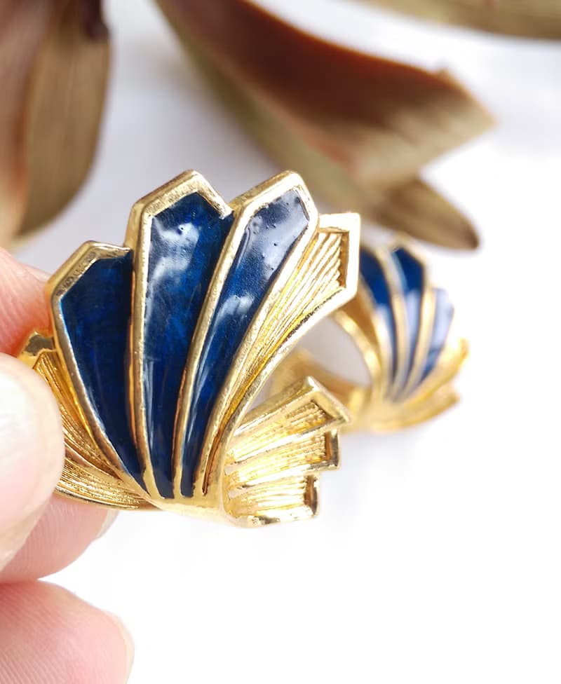 Vintage Jewelry 西洋古董飾品 AVON 對稱 優雅 飛揚 針式耳環