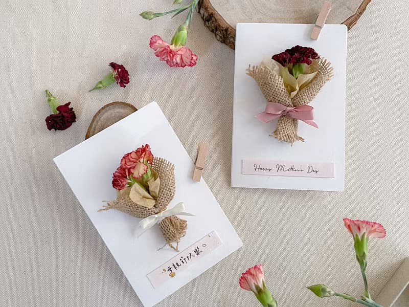 康乃馨田間小花束 x 乾燥康乃馨摺頁卡片