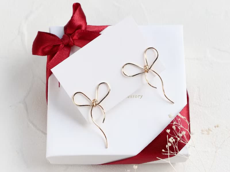14kgf-vibrant ribbon pierced earrings