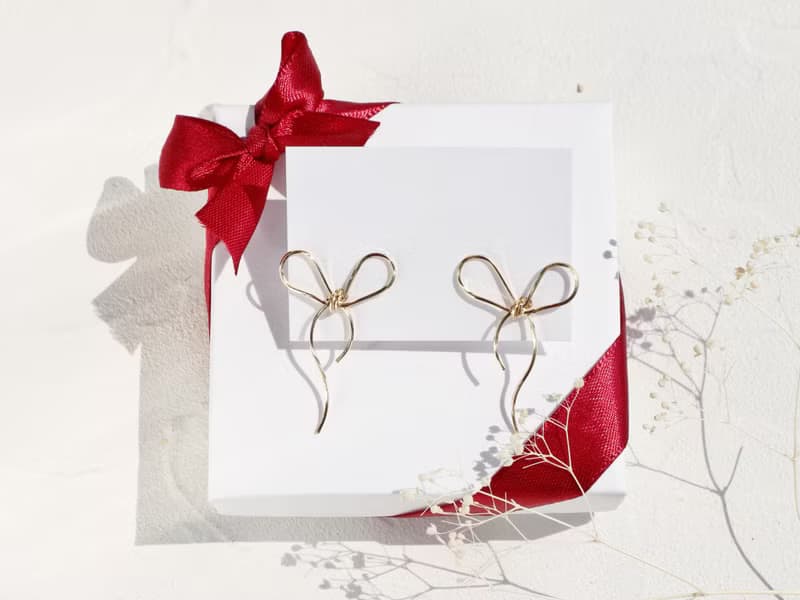 14kgf-vibrant ribbon pierced earrings