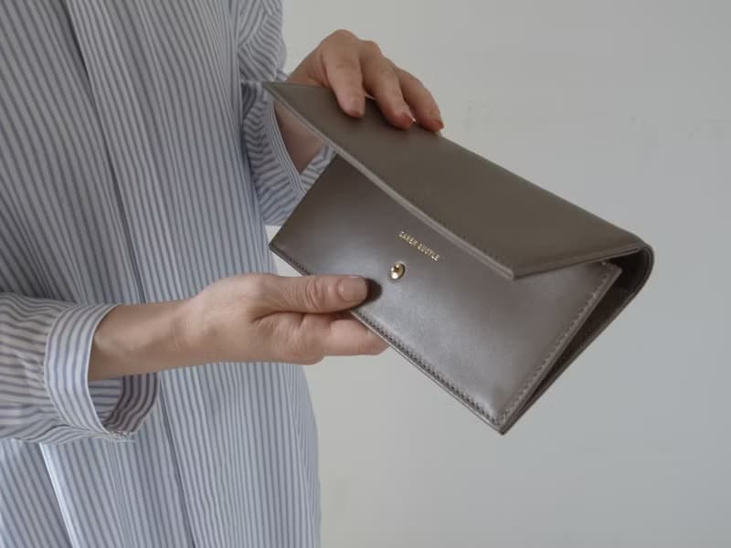 上質イタリア製革で作ったシックな長財布 - Long Wallet - TAUPE - CAREN QUOYLE -