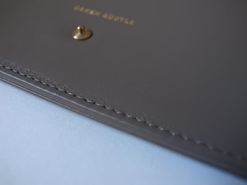 上質イタリア製革で作ったシックな長財布 - Long Wallet - TAUPE - CAREN QUOYLE -