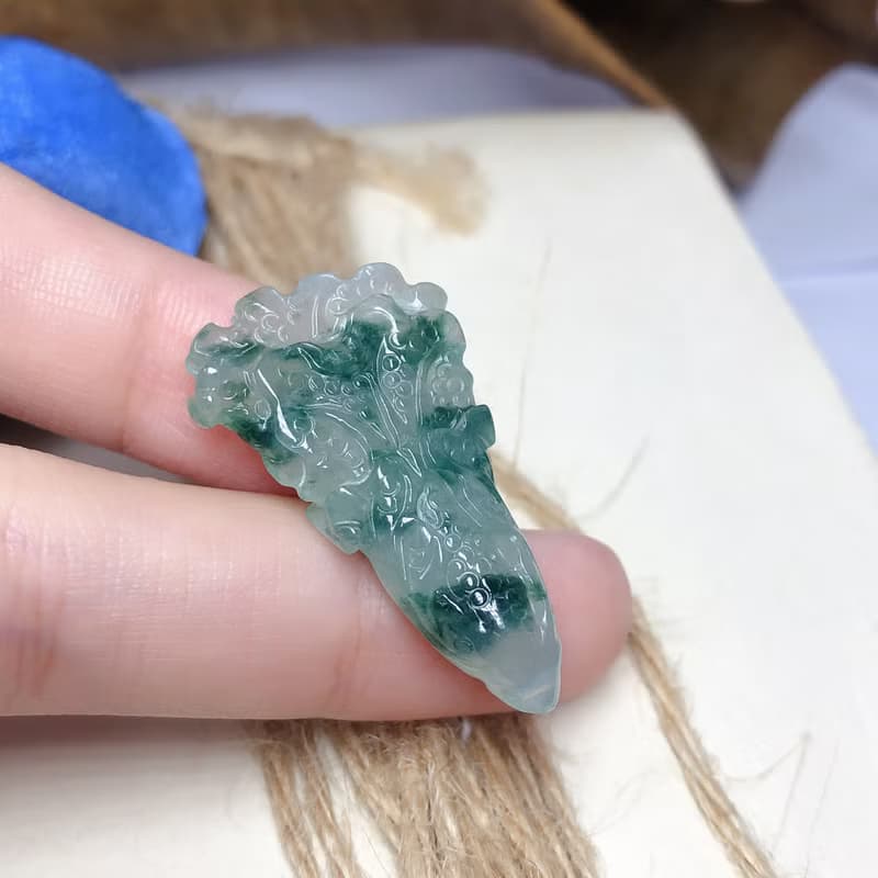 飄藍花翡翠巧雕白菜| 天然緬甸玉A貨翡翠 | 送禮