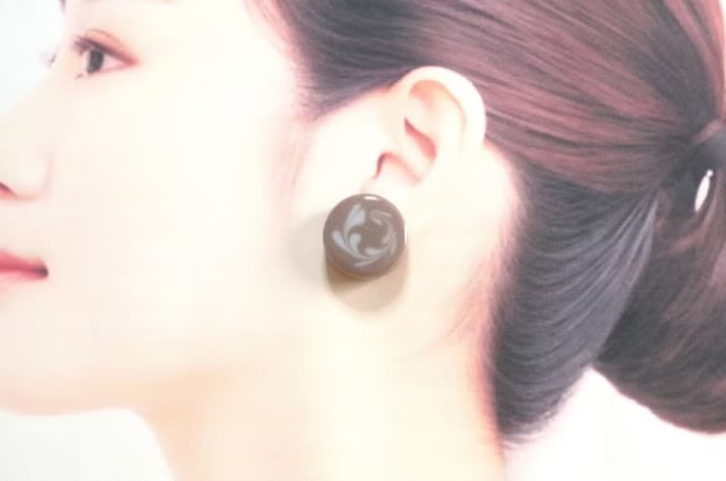 レジンアート　ラテアート風のラウンドピアス・チョコレート