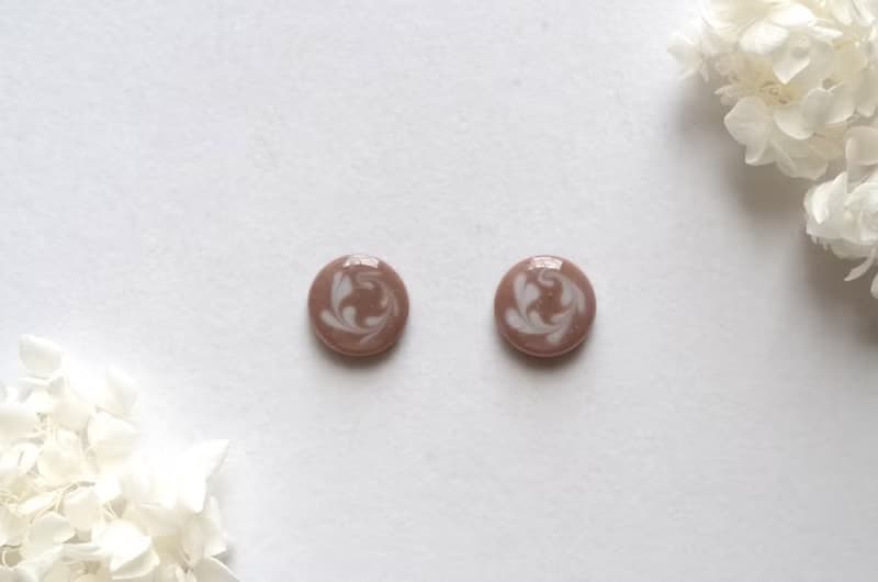 レジンアート　ラテアート風のラウンドピアス・チョコレート