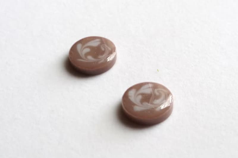 レジンアート　ラテアート風のラウンドピアス・チョコレート