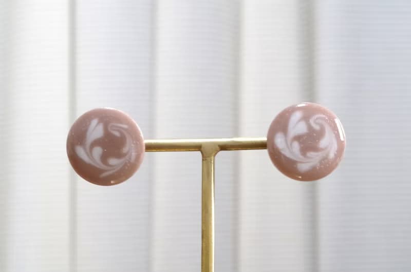 レジンアート　ラテアート風のラウンドピアス・チョコレート