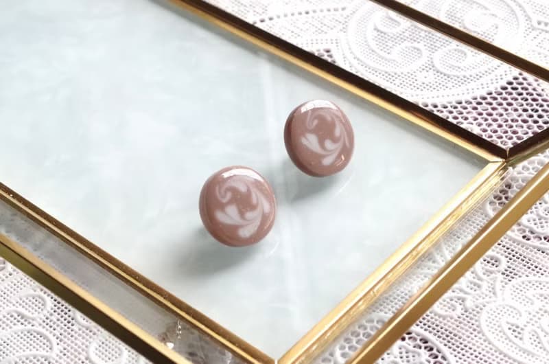 レジンアート　ラテアート風のラウンドピアス・チョコレート