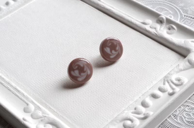 レジンアート　ラテアート風のラウンドピアス・チョコレート