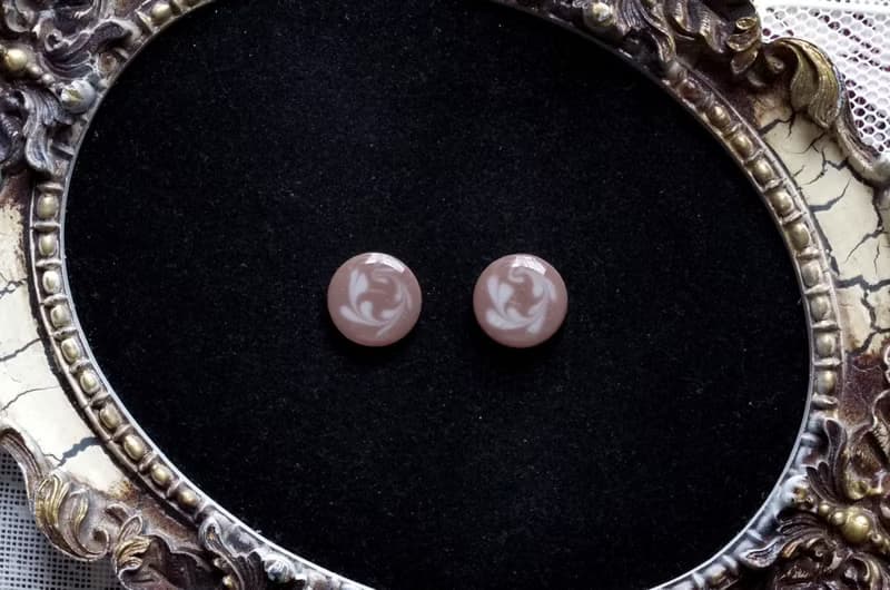 レジンアート　ラテアート風のラウンドピアス・チョコレート