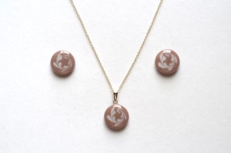 レジンアート　ラテアート風のラウンドピアス・チョコレート