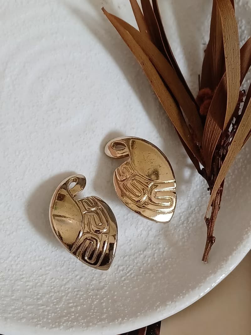 vintage jewelry  MONET古董裝飾圖騰夾式耳環