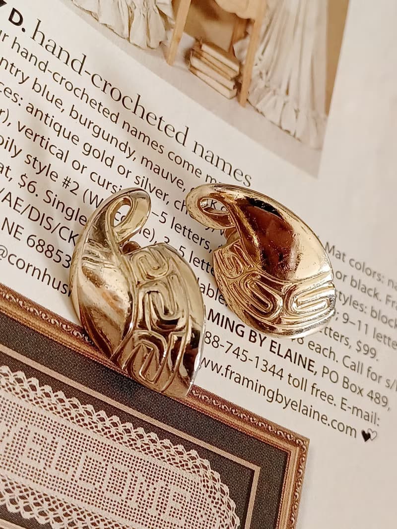 vintage jewelry  MONET古董裝飾圖騰夾式耳環